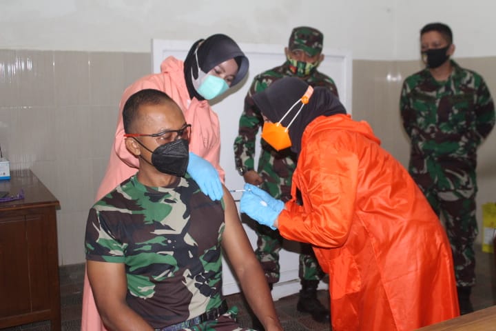 Danrem 073/MKT Kolonel Arm Putranto Gatot Sri Handoyo, S.Sos, M.M.,  Laksanakan Vaksinasi Di RST Dr 